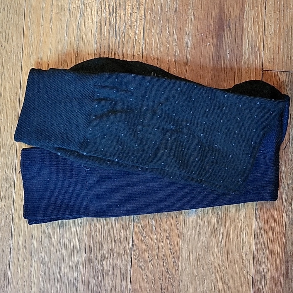 Men's Black dress socks - 2 pairs Van Heusen & Gold Tone EUC